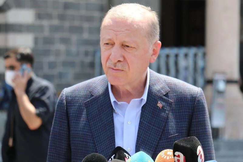 Cumhurbaşkanı Erdoğan, teröristlerin yakıp devletin onardığı Kurşunlu Camii’nde cuma namazı kıldı
