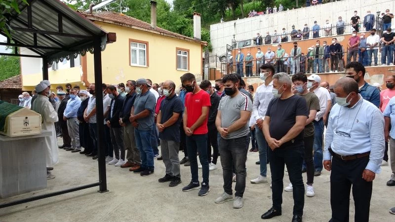 Gelinlik yerine kefen giydi
