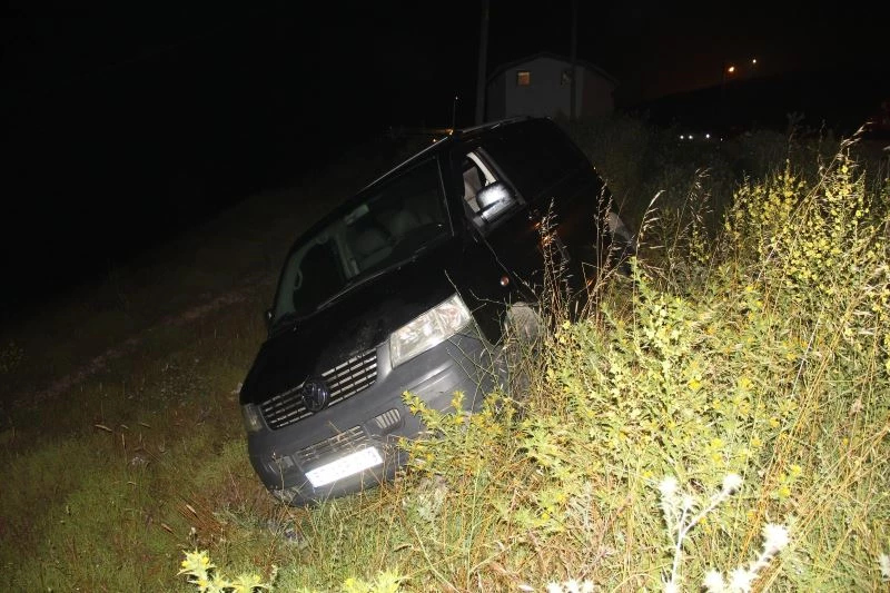 Sinop’ta faciadan dönüldü: Kamyonet uçurumun kenarında kaldı
