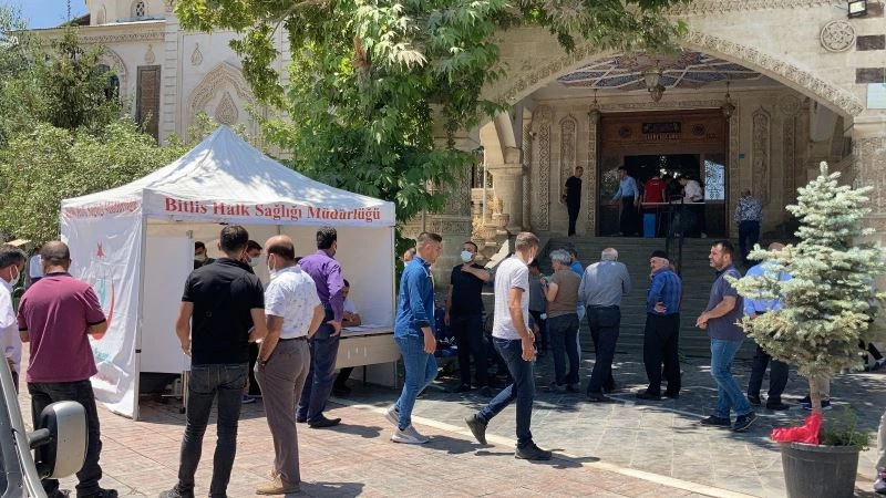 Cami cemaati için aşı standı kuruldu
