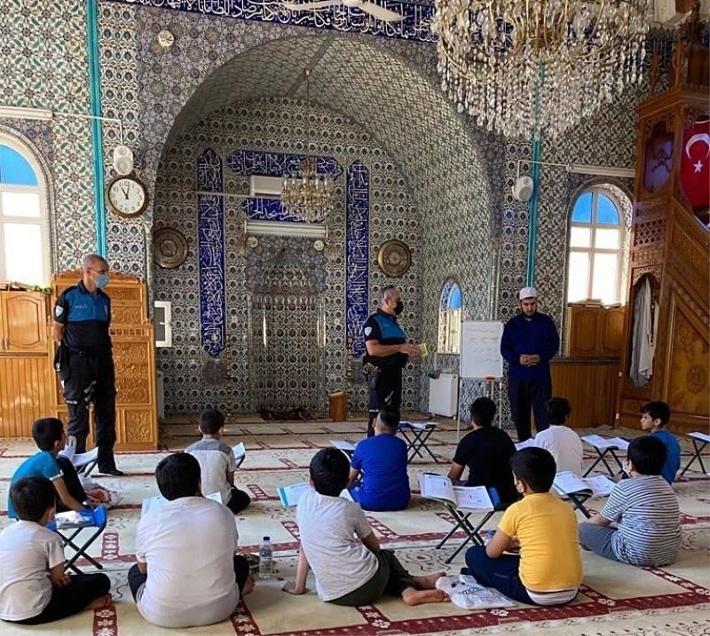 Polis ekipleri çocukları boğulma vakalarına karşı bilgilendirdi
