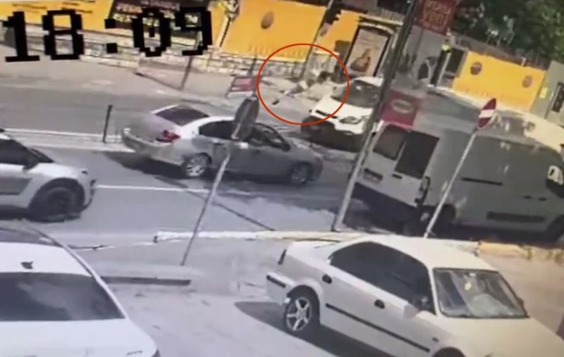 Minibüsün çarptığı küçük kız metrelerce havaya savrulup yere düştü: Feci kaza kamerada
