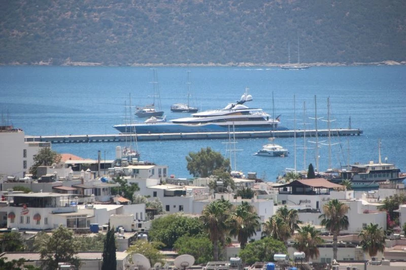 Lüks yatlar Bodrum’a gelmeye başladı
