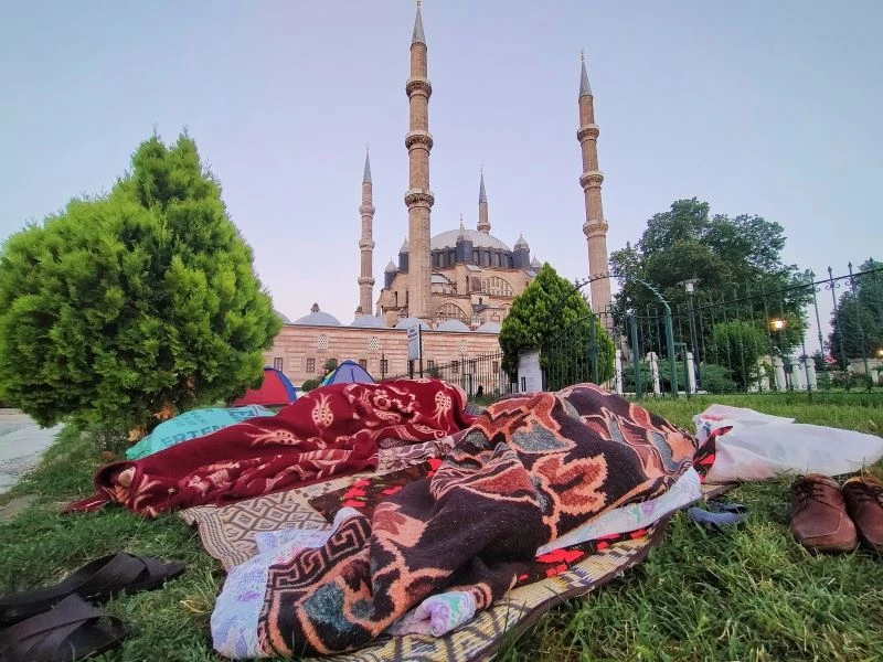 (DRONE) Otellerde yer bulamayan güreş sevdalıları, meydanlarda çadırlarda uyudu
