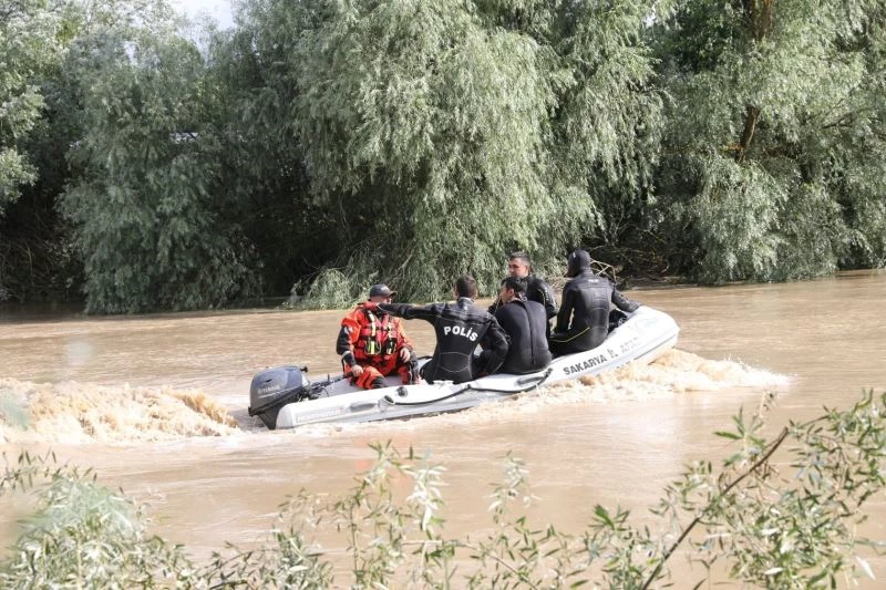 Arkadaşlarından helallik isteyerek girdiği nehirde kaybolan genç bulundu

