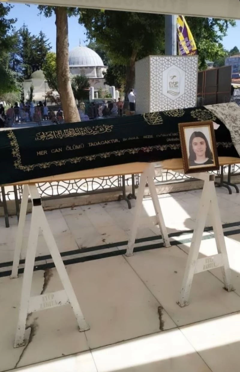 (TEKRAR) Minibüsün çarptığı küçük kız metrelerce havaya savrulup yere düştü: Feci kaza kamerada
