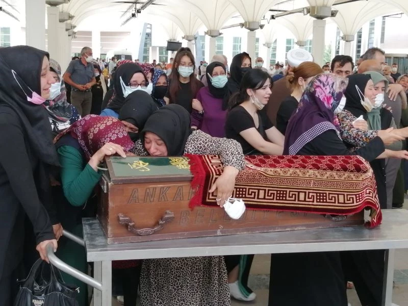 Kızı ve iki torununu öldürdüğü iddia edilen kadın: “Kızım torunlarımı fare zehri ile öldüremeyince tabancayla öldürdü”
