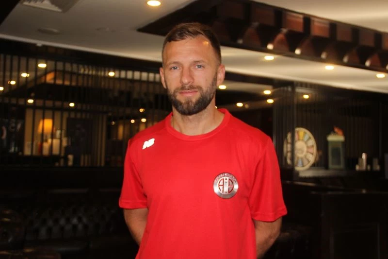 (Özel haber) Hakan Özmert: “Antalyaspor forması altında futbolu bırakmak istiyorum”
