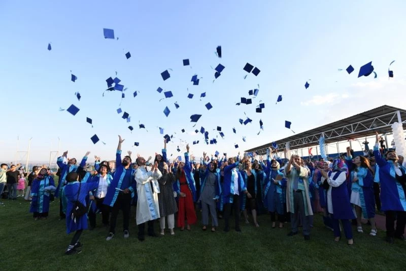 Van Yüzüncü Yıl Üniversitesinde mezuniyet coşkusu
