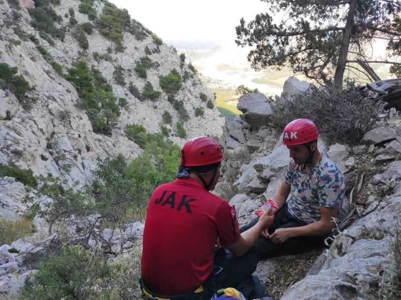 Uçurumun kenarında mahsur kalan adam 6 saatte kurtarıldı
