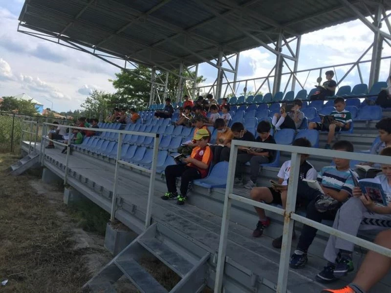 Her gün tribünde 15 dakika kitap okuyup antrenman yapıyorlar
