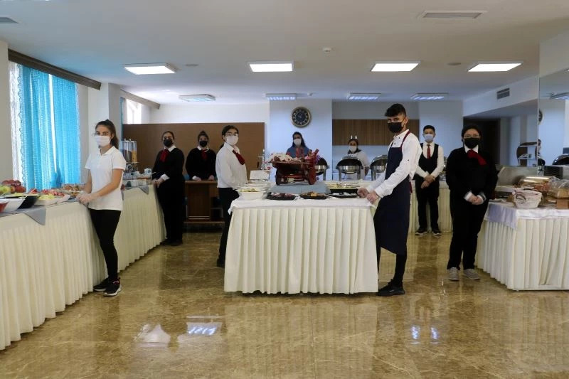Bu otel diğerlerinden farklı, her kademesinde öğrenci var
