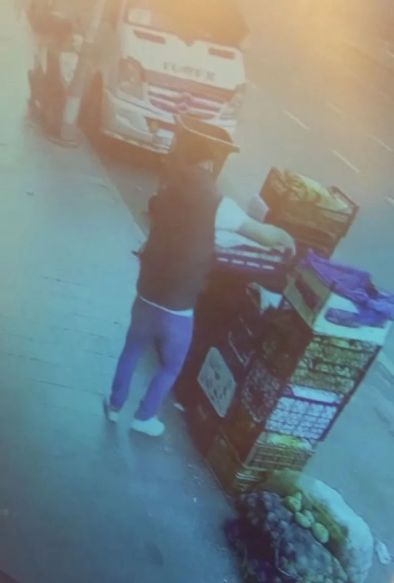 (Özel) Kasaları tek tek inceledi, muz kasasını çalıp kaçtı
