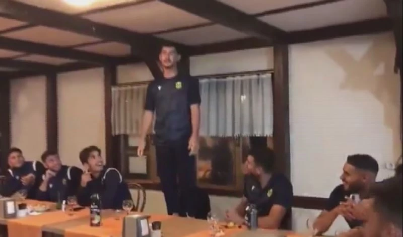 Yeni Malatyasporlu futbolculardan şarkı performansı
