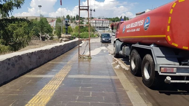 Kars’ta kaldırımlar tazyikli suyla yıkanıyor
