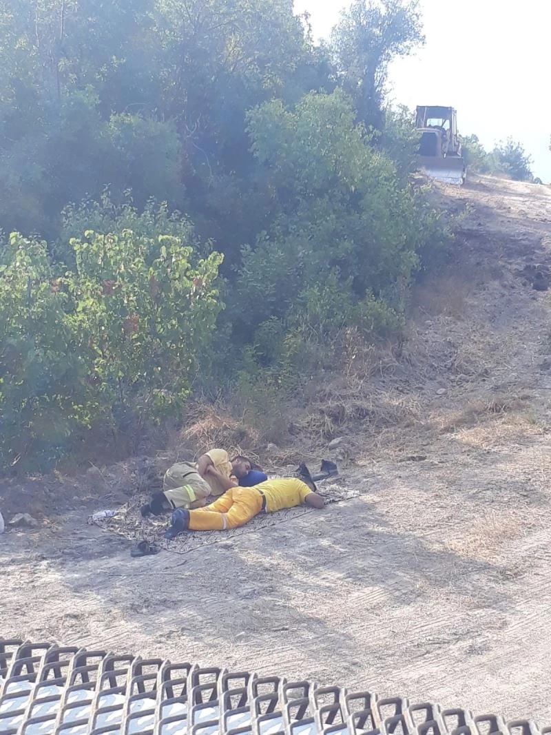 Osmaniye’deki yangına müdahaleye giden ‘Ateş Avcıları’ toprak üzerinde dinlendi
