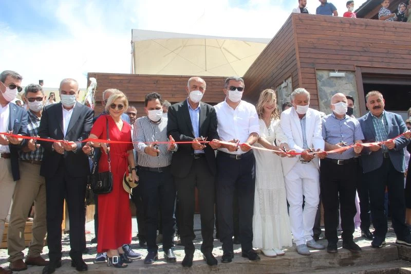 Demet Hanımın At Çiftliği Binicilik ve İhtisas Kulübü açıldı
