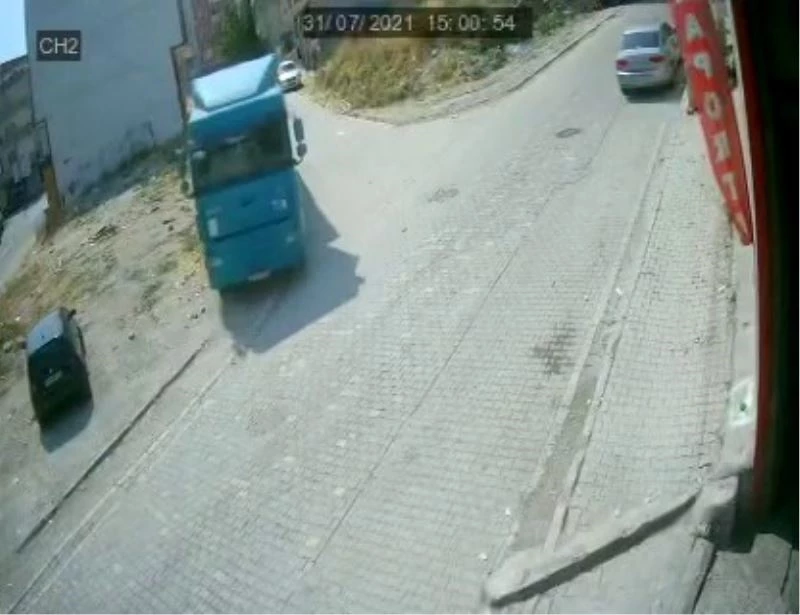 (Özel) Esenyurt’ta hafriyat kamyonu faciasından kıl payı dönüldü: O anlar kamerada
