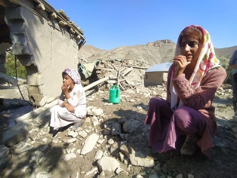 Sele kapılmaktan son anda kurtulan kadın üzerindeki şoku atamadı
