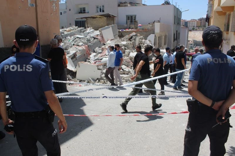 5 katlı bina kaçak kat çıkılması nedeniyle çökmüş
