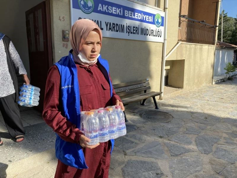 Üniversiteli Reyhan dedesini kaybettiği yangında yaptıklarıyla gönüllere dokunuyor