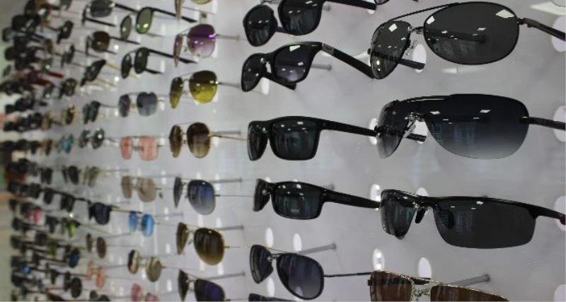 Camın rengi değil UV koruması önemli
