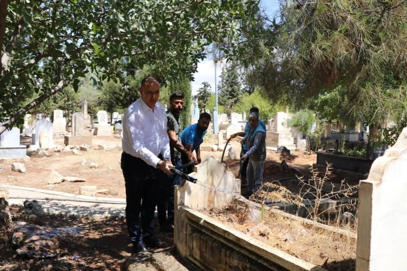 Bozova’da mezarlıkların bakımı yapıldı
