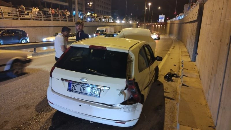 Alkolü ve ehliyetsiz sürücünün kullandığı otomobil bariyerleri yerinden söktü
