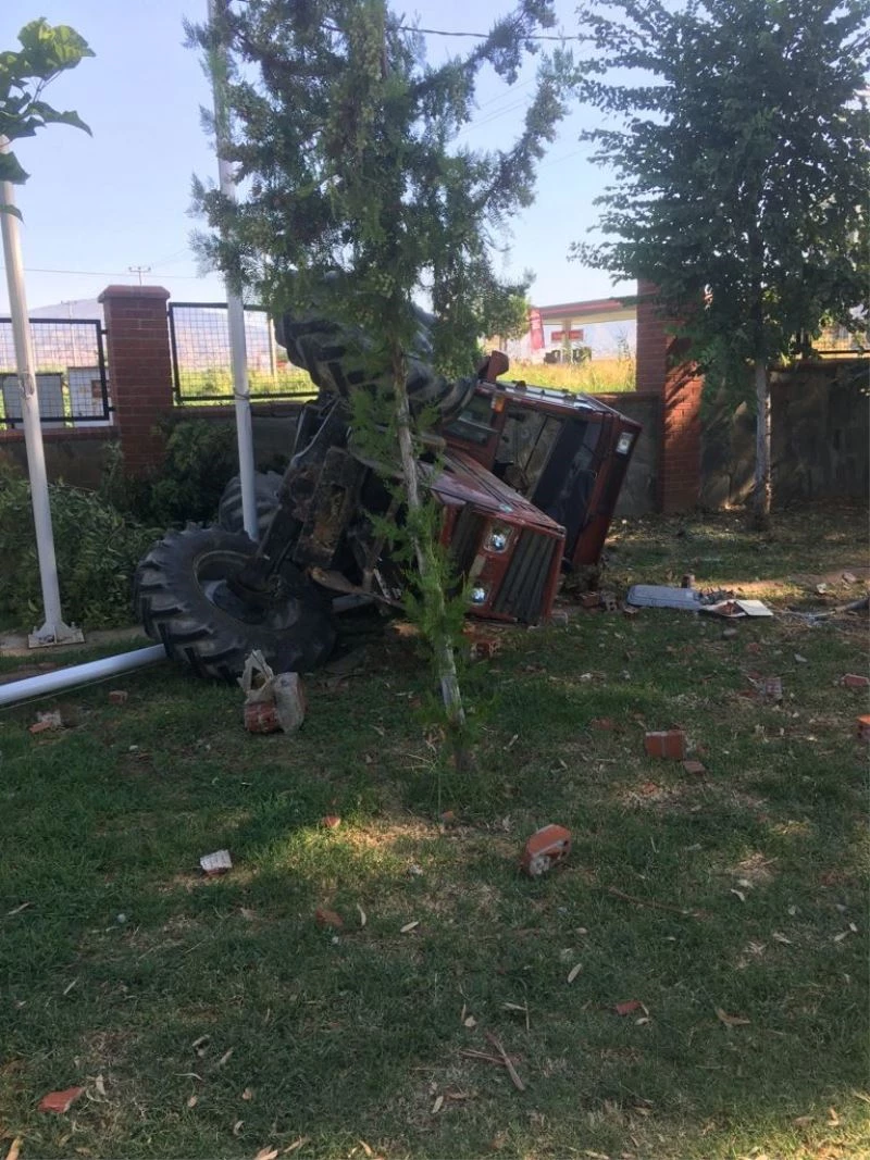 Yoldan çıkan traktör restoranın bahçesine devrildi
