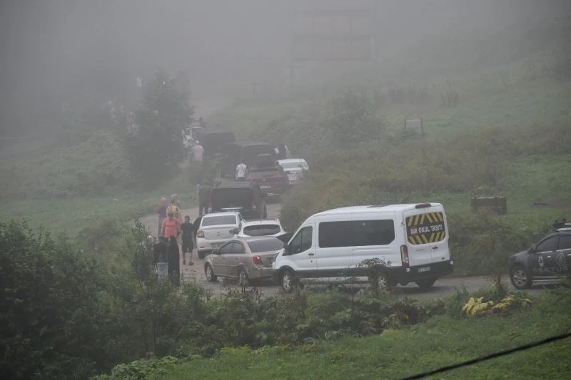 Uzungöl’de şiddetli yağışlar sonrası Koşon Deresi çamur aktı
