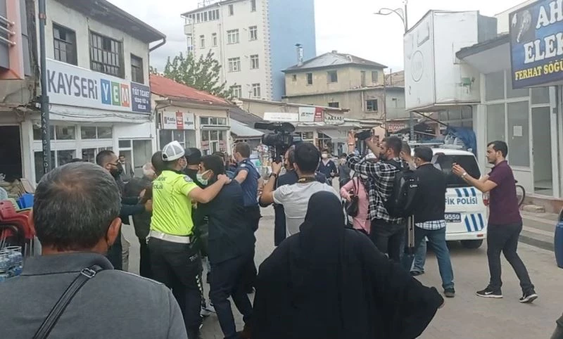 Akşener’in mitinginde arbede
