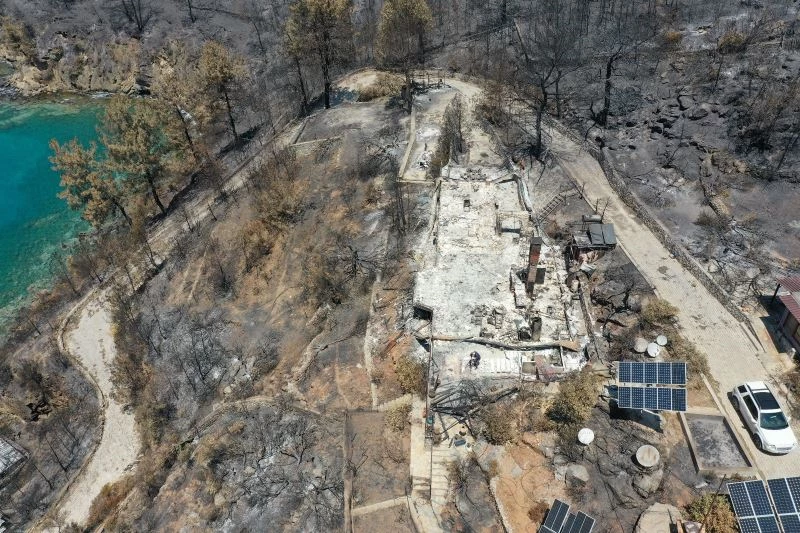17 yıllık anıları yangınla birlikte küle döndü
