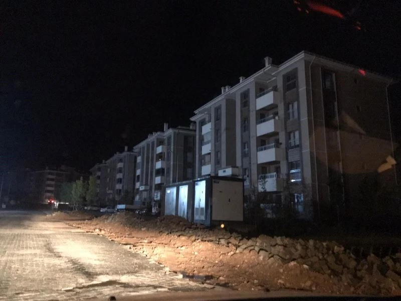 Elazığ’da yıldırım elektrik direğine isabet etti, il genelinde elektrikler kesildi
