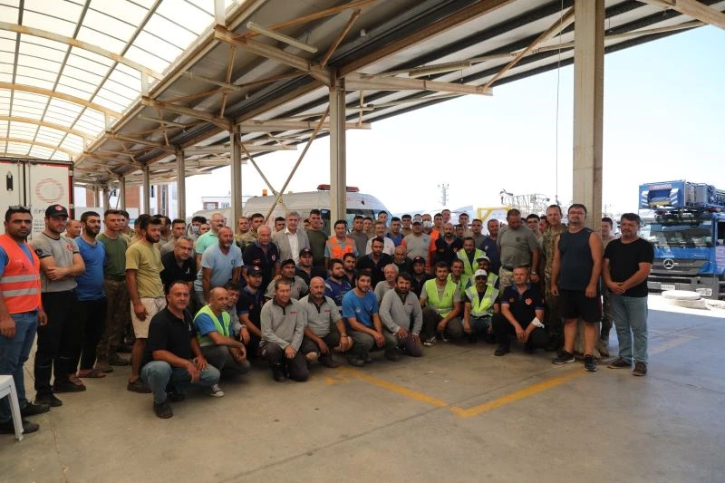 Ateş savaşçıları evlerine alkışlarla uğurladı
