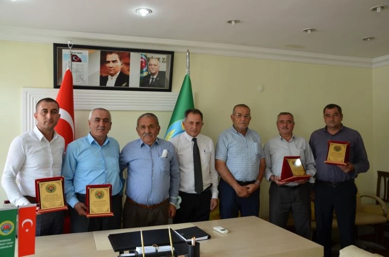 Başarılı kayısı üreticileri plaketle ödüllendirildi
