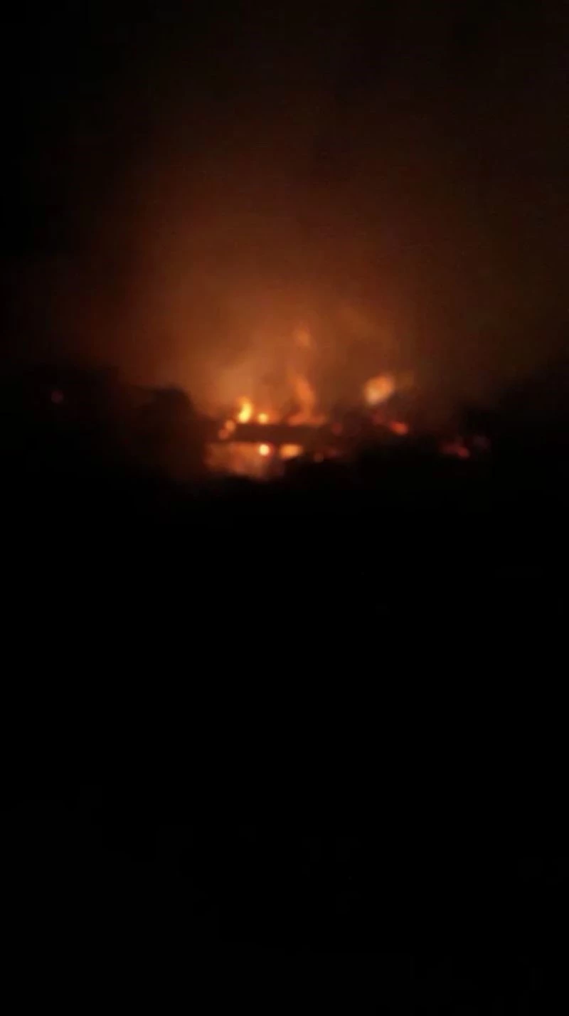 Ağrı’da tezek yığınlarında çıkan yangın paniğe neden oldu
