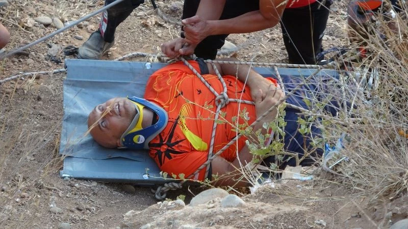 10 metrelik tepeden düşen paraşütçüyü itfaiye ekipleri kurtardı
