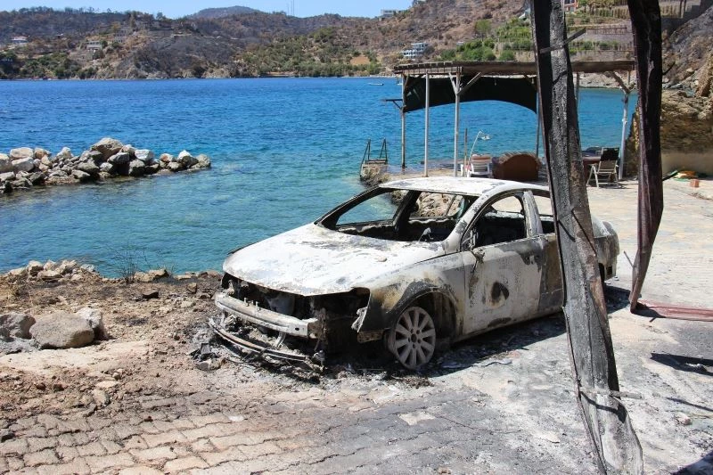 Alevlere teslim olan otomobilin son hali yangının şiddetini gözler önüne serdi
