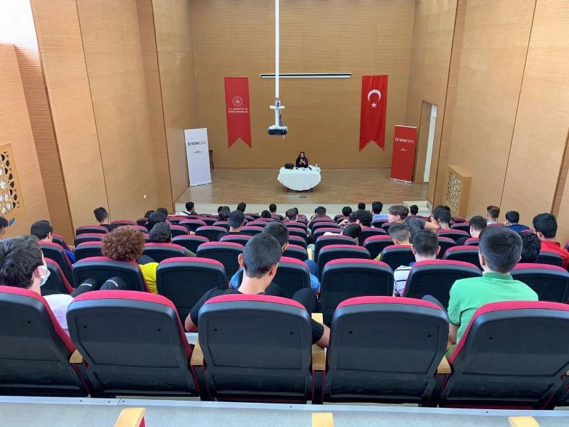 İmam hatipli öğrencilere “Yunus Emre ve Ahlat” konulu konferans

