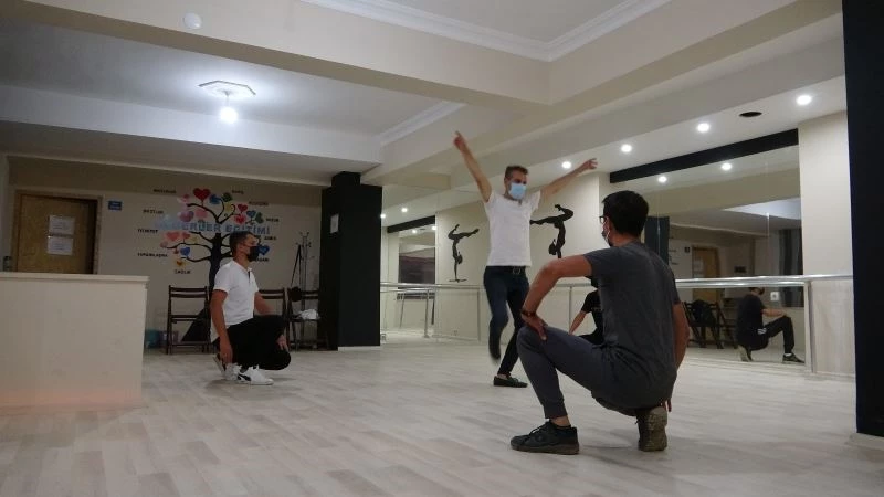 Tatvan’da halk oyunları gençleri sosyalleşmeye yöneltiyor
