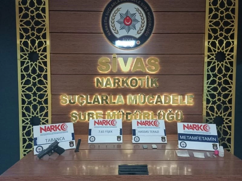 Cebinde hassas terazi ele geçirilen uyuşturucu tacirleri tutuklandı
