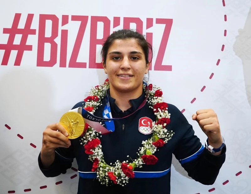 Olimpiyat şampiyonu Busenaz Sürmeneli yurda döndü

