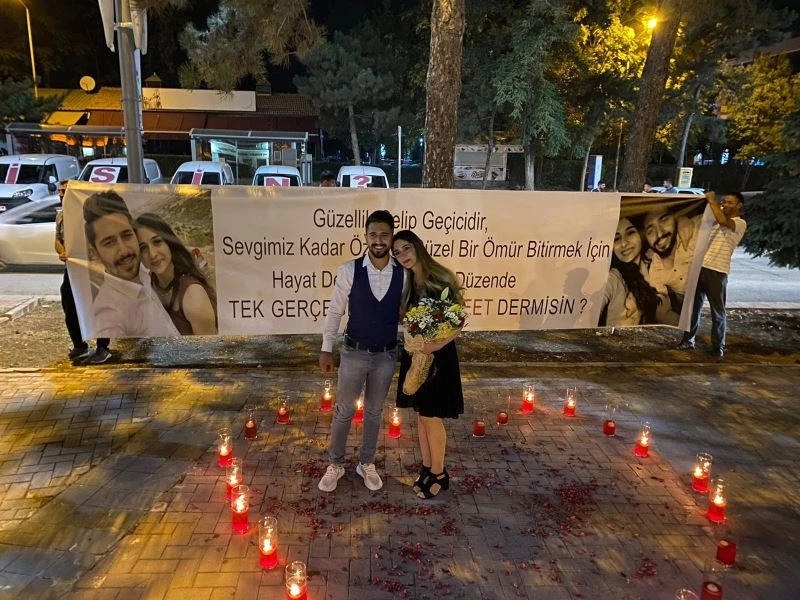 19 aracı bir araya getirip kız arkadaşına evlilik teklifinde bulundu
