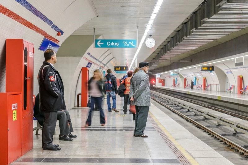 İzmir’de metro istasyonlarında ücretsiz internet dönemi başladı
