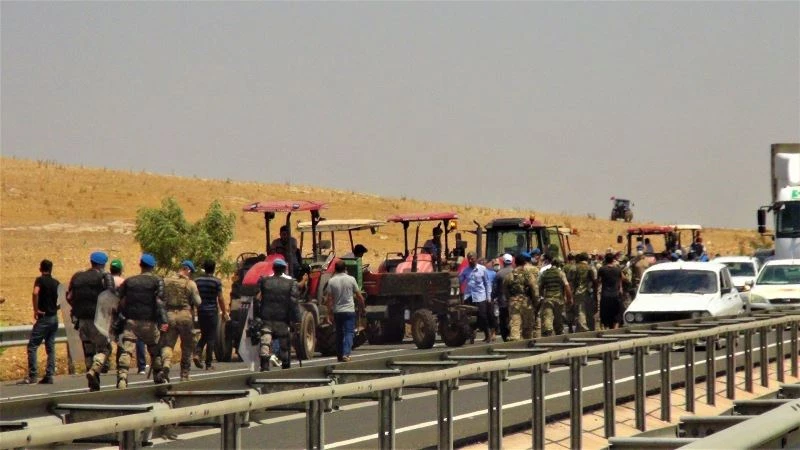 Çiftçiler karayolunu traktörlerle trafiğe kapattı
