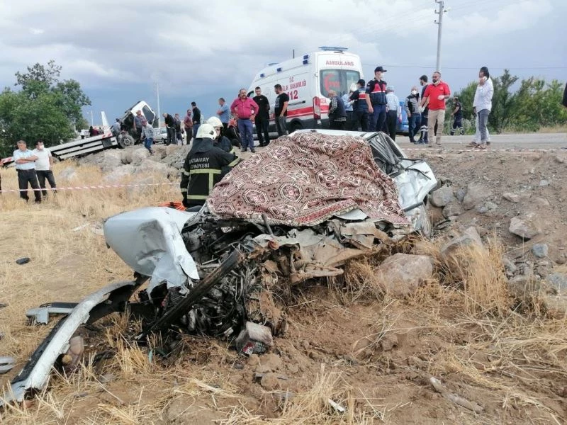 Aksaray’da otomobil ile oto kurtarıcı çarpıştı: 2 ölü, 1 yaralı

