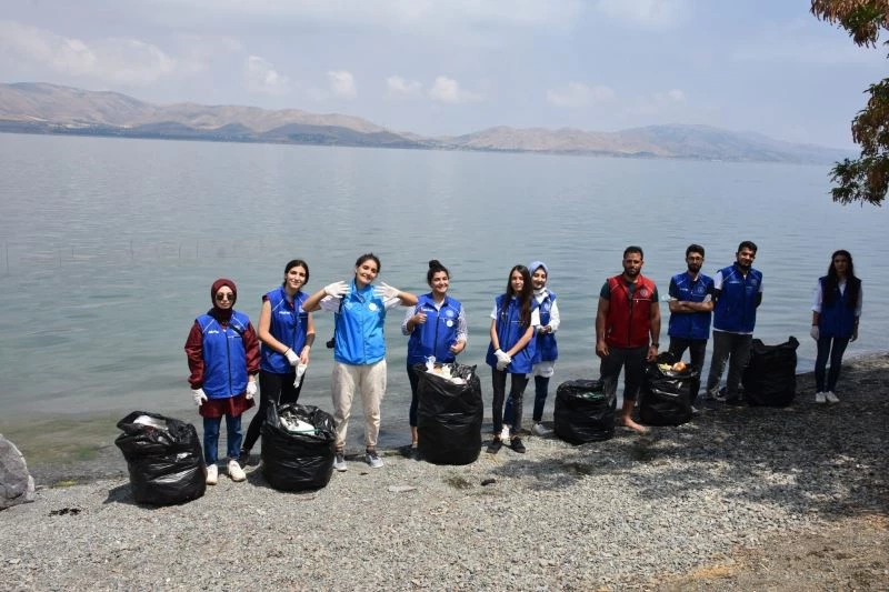 Gönüllü gençler, Hazar Gölü çevresini temizledi
