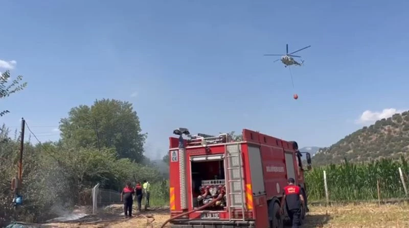 Hayvan çiftliğine sıçrayan yangın söndürülmeye çalışılıyor
