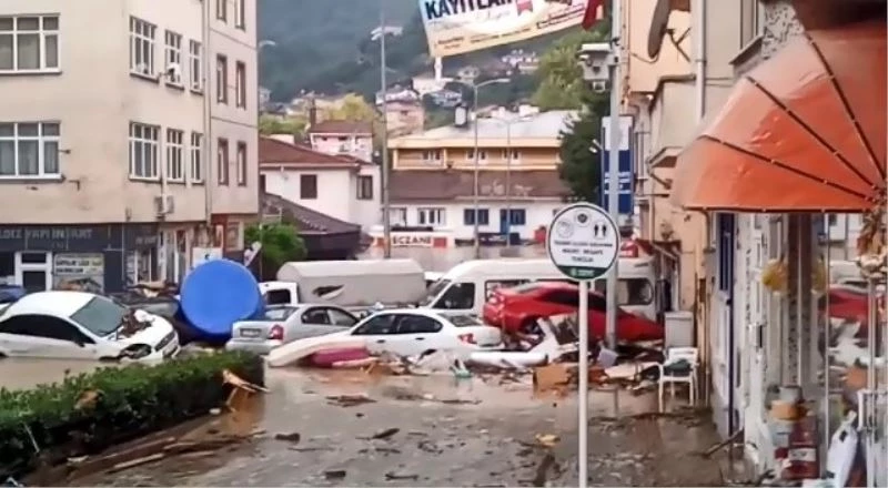 Sel felaketinin vurduğu Bozkurt’ta çatılarda kurtarılmayı bekleyenler var
