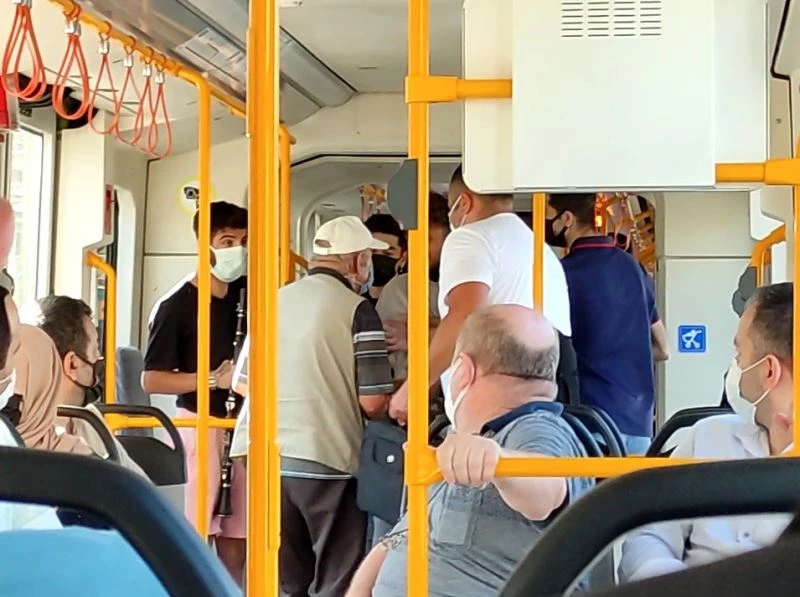 Metroda sokak müzisyeni gerginliği
